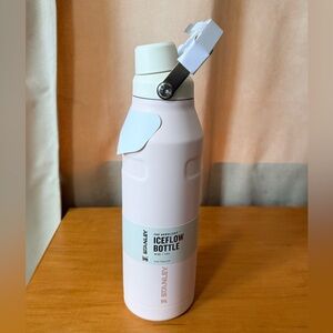 Stanley 50 oz aerolight IceFlow Bottle w/ fast flow lid in Rose Quartz. NWT
